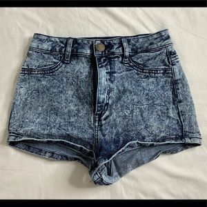 Cute Jeans shorts! Shapes natural curves really well! Nice & soft material!